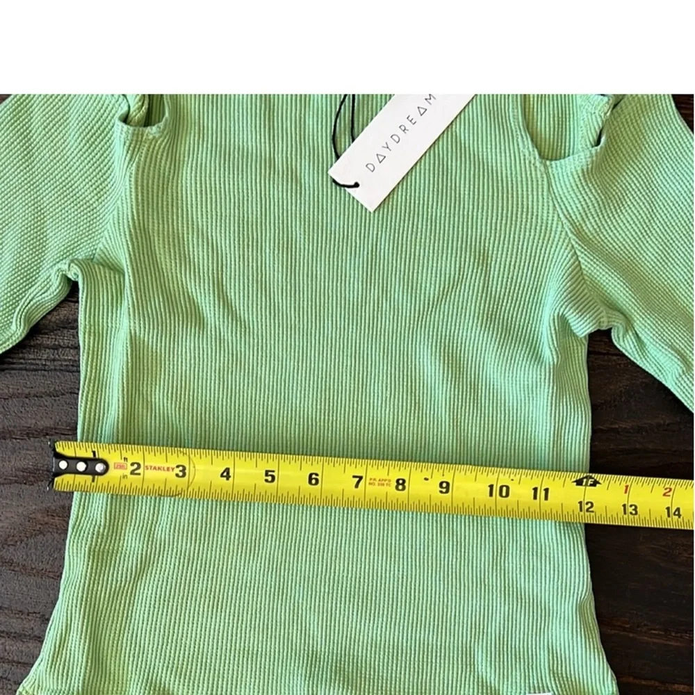 NWT $80 Daydreamer Long Sleeve Cold Shoulder Crop Top In Green Meadow Mineral - Picture 5 of 8